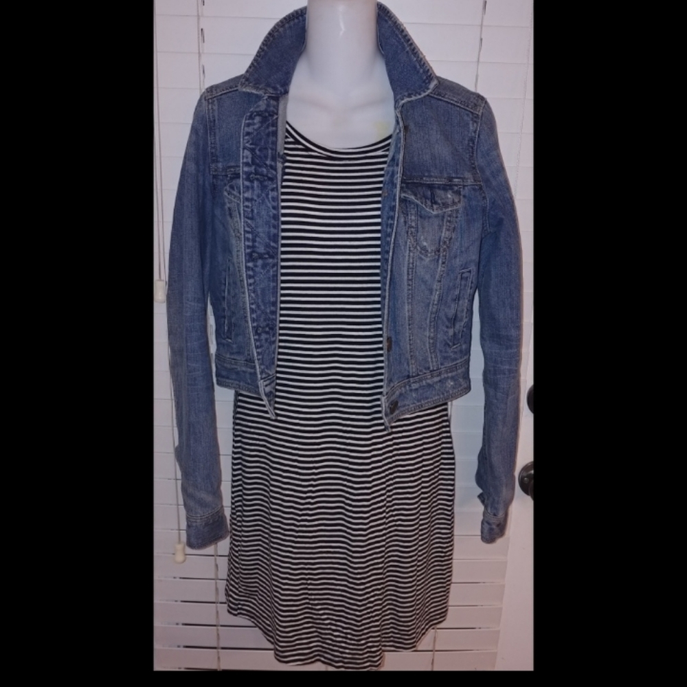 B/W striped midi dress with 3/4 length sleeves
